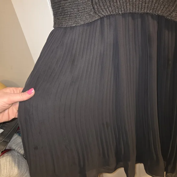 Grey dress knit top with w/ a lace(chiffon like) pleated skirt. Beautiful dress - Picture 3 of 6